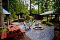 Rustic cabin, nestled in the trees, under a mile to Mt. Rainier entrance. 리틀 팁수 레이크 주변 호텔