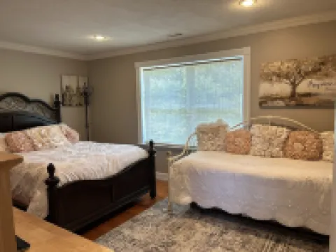 Beautiful Home in Happy Valley 2.2 Miles from Beaver Stadium