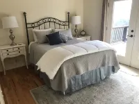 Great Location, Beautiful Mountain and Sunset Views, Hot Tub and Shuffleboard.