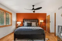 Modern, secluded luxury cabin near Castle Rock & Petenwell Lakes + Wisc. Dells