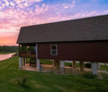 Newly Remodeled! 3-Bedroom Cabin on The Banks of The Current River in Doniphan