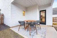 Warm Welcoming Home 1.7 Miles to Auburn University! Fire Pit! 오번 호텔