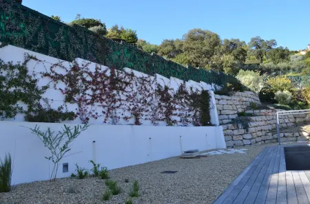 house wtih swimming pool and large garden. Sea view Отели в г. Борм-Ле-Мимоза