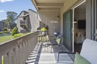 Renovated, Ground Level, 2 Br 2 BA, WiFi, Cable, Pool. 4 Individuals Max.