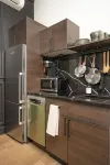 Sleek & Cozy 1st Flr Flat- Walk to Brown & Wayland