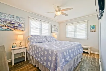 2 Tortugas East -- Renovated Oceanfront Duplex by Pier w/King Bed