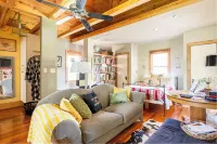 Downtown Carriage House Studio : Dream under Vaulted Ceilings