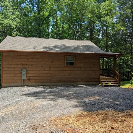 Romantic Cabin for 2, Hot Tub, wifi 10min from BR, hiking and waterfalls near