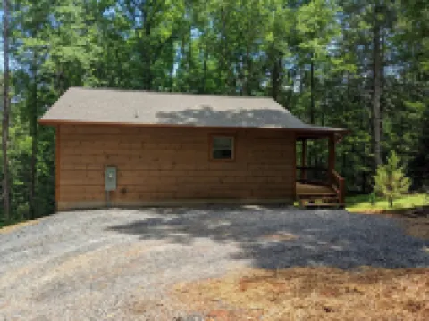 Romantic Cabin for 2, Hot Tub, wifi 10min from BR, hiking and waterfalls near