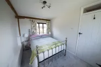 Tastefully Renovated Countryside Cottage with Swimming Pool near Tenterden
