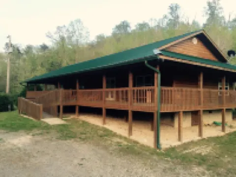 Piney Knob Lodge-15 Min to Lake Lure-30 Min to TIEC-Hot Tub -Stocked Pond-Creek
