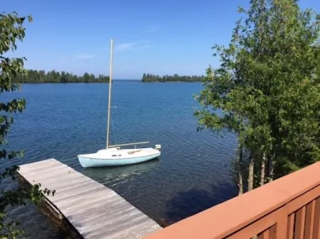Waterfront 2 Br Cottage In Copper Harbor With Private Dock Отели в г. Куино Каунти