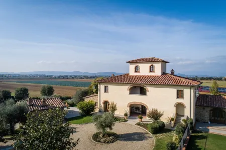 Design villa with large swimming pool in the heart of the Tuscan countryside