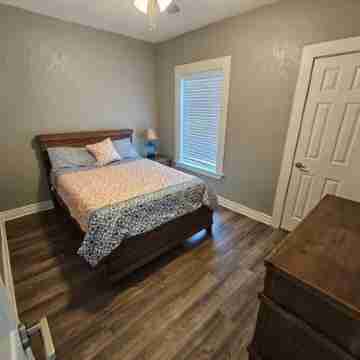 Lakefront 2 story 4/2 bungalo with huge yard. Rooms