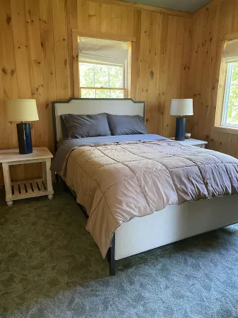 Bright waterfront home, 20 minutes to Acadia. Hot tub