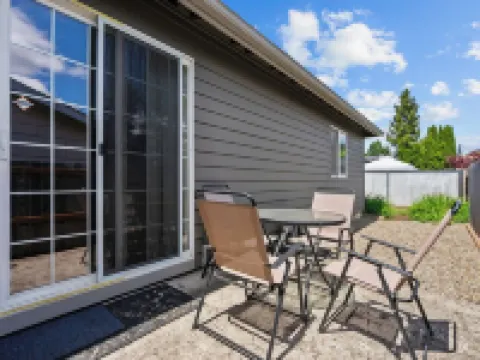 Inviting 2Br Half-Plex-Equipped Kitchen & Garage Hotels in Keizer