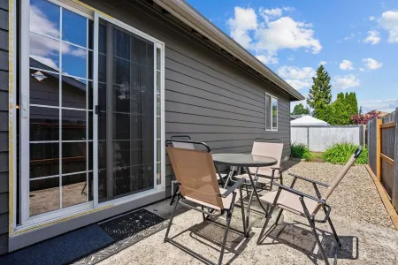 Inviting 2Br Half-Plex-Equipped Kitchen & Garage