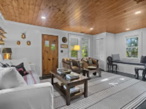 FLY LAKE- A Modern Mirror Lake Cottage Hotels in Highlands