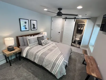 Modern cozy lakeside private home, dock, main channel views, off Horsehoe Bend!