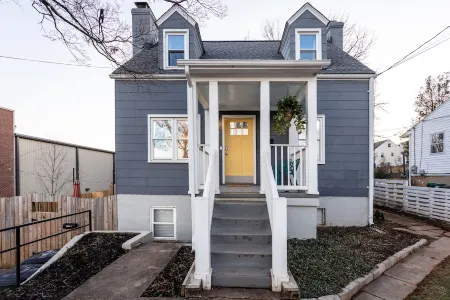 Delightful 5-bedroom residence near downtown Charlottesville. Pet-friendly! Отели в г. Шарлотсвилл