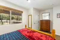 Green Elk Retreat Cabin, Cozy Cabin - large side yard with wildlife