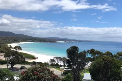 MOONRISE BINALONG BAY Stunning views