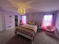 Quiet peaceful Stone mountain fun House with Pool ,Hot Tub￼ and vineyards near