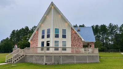 Newly remodeled house on the lake!  Private beach! Near the Gulf of Mexico