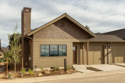 Cute COTTAGE for family fun ~ hot tub + firepit ~ near park ~ resort pool ~ BEND