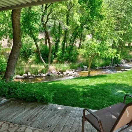 Beautiful Remodeled 5 Bedroom 3000 sq ft Cabin in the Iconic Vivian Park Area