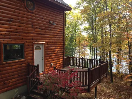 Lake front Custom Log home .Kayaks Loons Bald eagles fox & turkeys included.