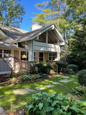 Just Renovated, 2.8 miles to Downtown Highlands, Easy Access Hotels near Sunrise Rock by Highlands-Cashiers Land Trust