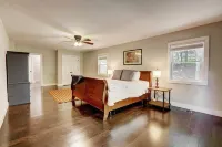 Family Focused Large Lakefront Home with Private Dock! Hotels in 