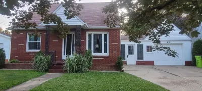 Charming 3-bedroom house in Newton Falls with WiFi and AC Hotel dekat Cafe 534 Bar and Drive thru