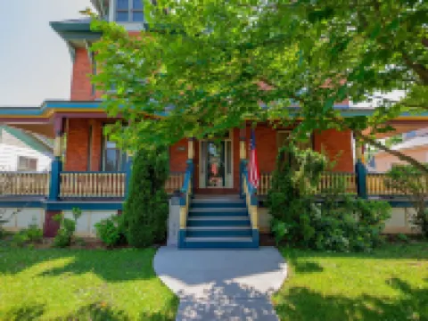 Atv-snowmobile Trail, Close to Marquette, Parking, 9 bedrooms, sleeps 18 People. Hotels in Ishpeming