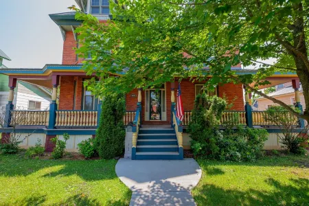 Atv-snowmobile Trail, Close to Marquette, Parking, 9 bedrooms, sleeps 18 People. Отели в г. Ишпеминг