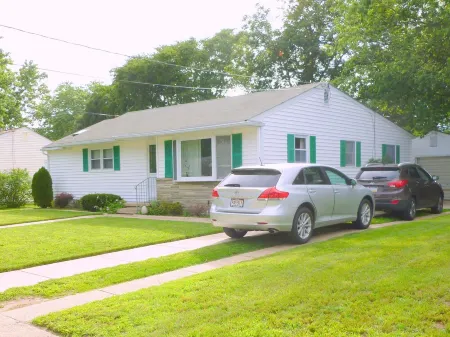 10 mins to Ocean City beach & more... 2 bdrm 2 bath, LRm, FamRm. Skylights.