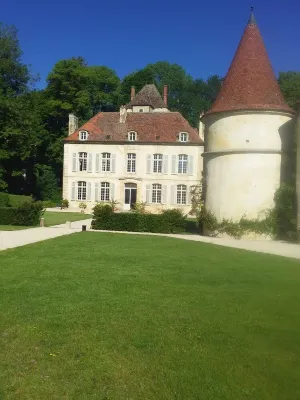 Near the castle of the Count of Bussy Rabutin (historical monument) studio 4 p