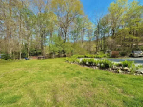 'Got Rocks' 1 acre on Watauga River, Gazebo, Flat yard, Close to Golf Courses