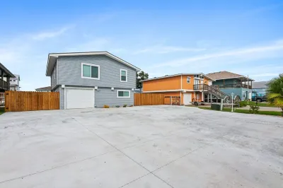 Waterfront Canal home! Private Pool, Hot Tub, Fishing, Dock your Boat!