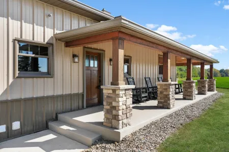 Barn! Golf Sim/Theater, Bunk Slide, Mini Golf, Hot Tub, Saloon Bar, Firepit!