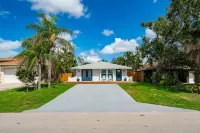 Coastal chic - minutes to beach, shopping, dining