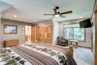 Amazing River House with Covered Patio! Sleeps 10-14. Kayaks,Fireplace,Games.