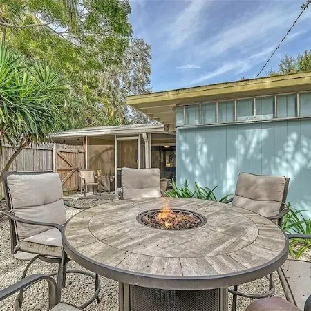 Tropical Heart Villa is Walking Distance to Downtown and a 5 Min Drive to Beach!