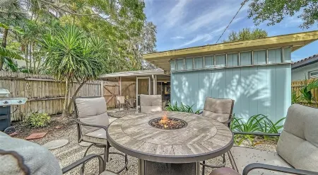 Tropical Heart Villa walking distance to Downtown and 5 min drive to Beach!