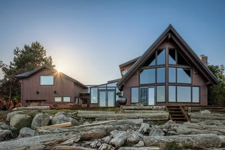 Panoramic View, Private, Low Bank Waterfront