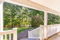 Luxury Brooks Retreat – 7BR 9BA, WiFi, Chef's Kitchen, Workspace, Outdoor Oasis!