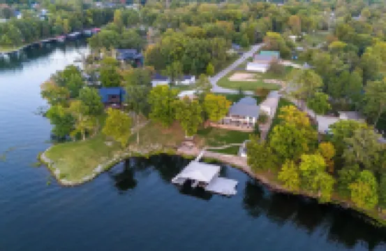 Lake Front Luxury-5 beds, 3 baths, Tiki Bar, 2 slip dock