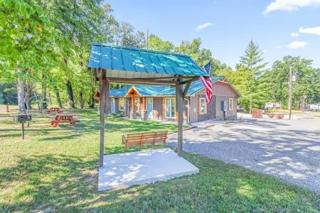 2 bedrooms, 2 baths, 1000 sq ft lodge close to the lake.