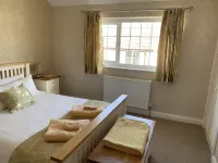 Conwy quaint cottage sleeps 4 + cot, fast WIFI , private enclosed courtyard